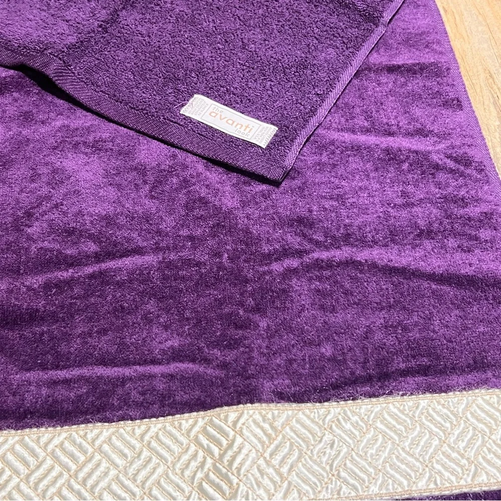 Vintage The Avanti Look Lux Collection Purple Hand Towel/ Washcloth Embroidered